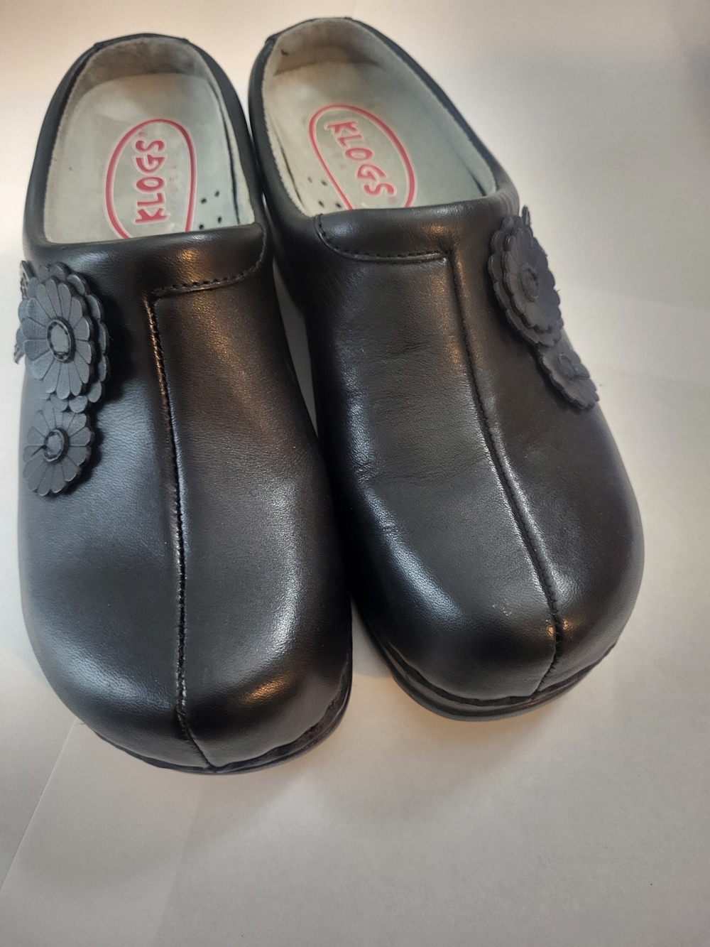 Klogs USA Women's Black Slip-On Clog with Flower Accent Leather Size 6.5M